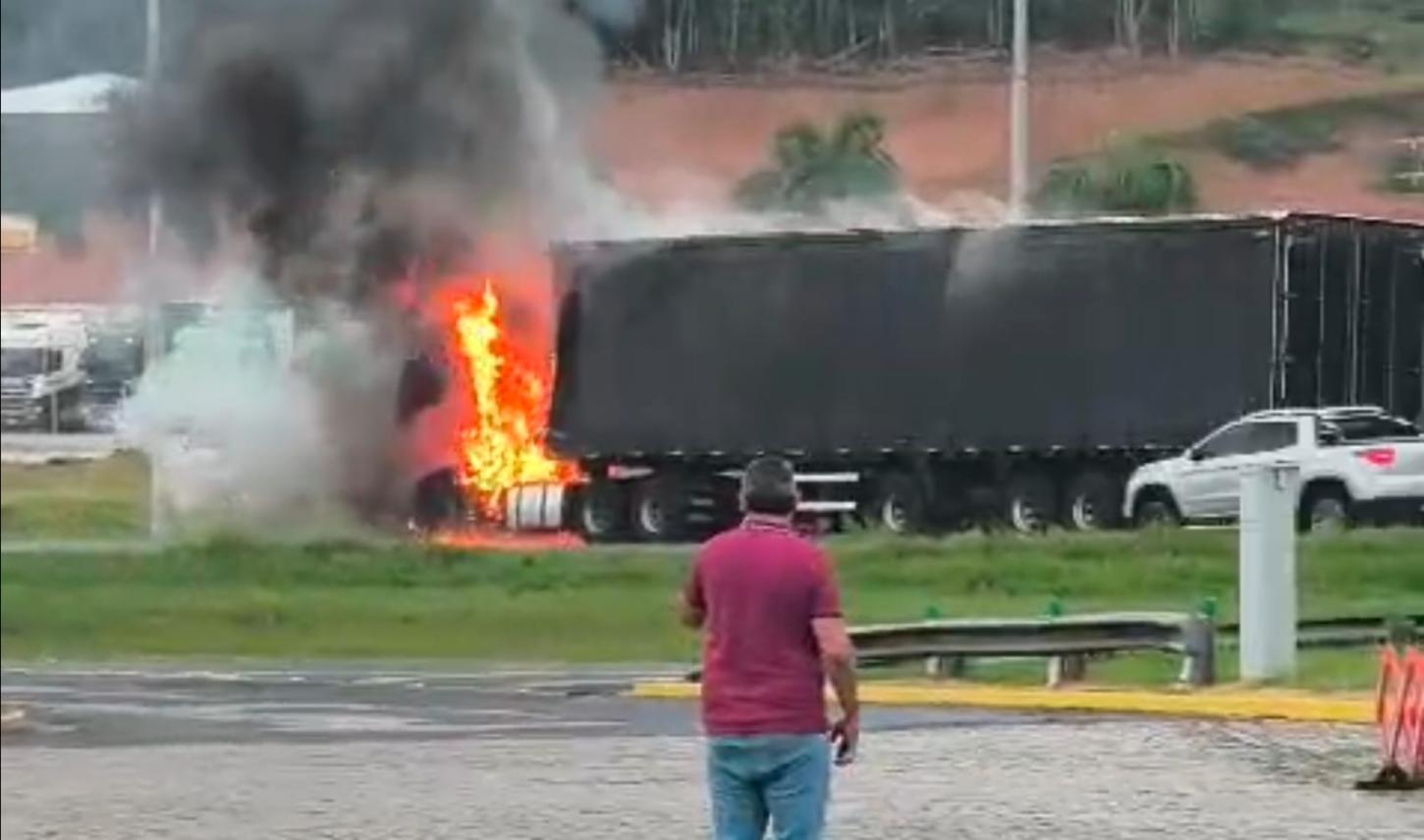 Carreta pega fogo e provoca interdição em trecho da Rodovia Régis Bittencourt, em Jacupiranga/SP