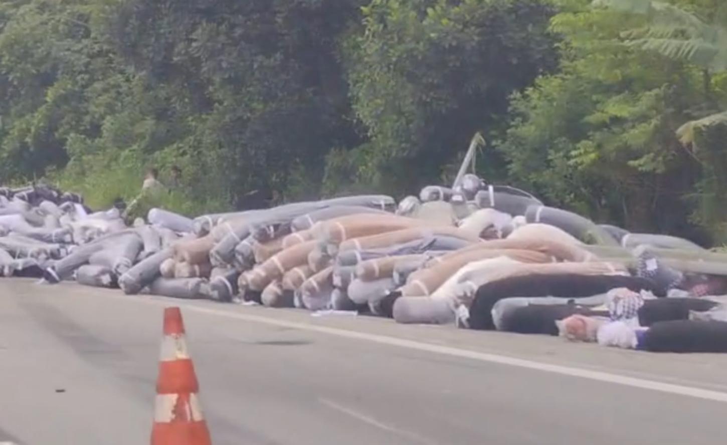Carreta tombada provoca derramamento de carga e interdição em trecho da BR-116