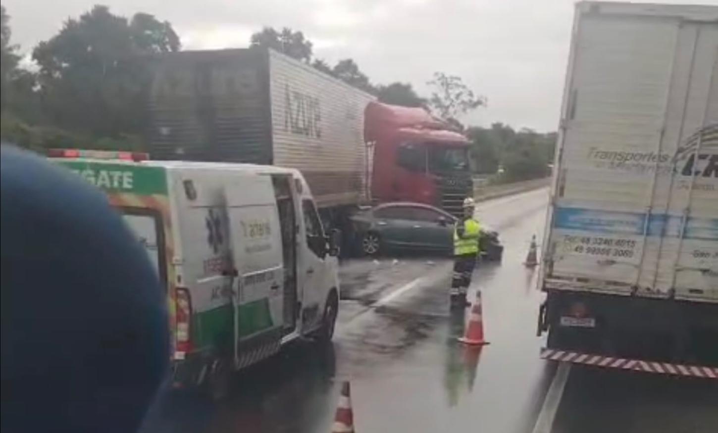 Colisão entre três veículos deixa sete feridos na Rodovia Régis Bittencourt