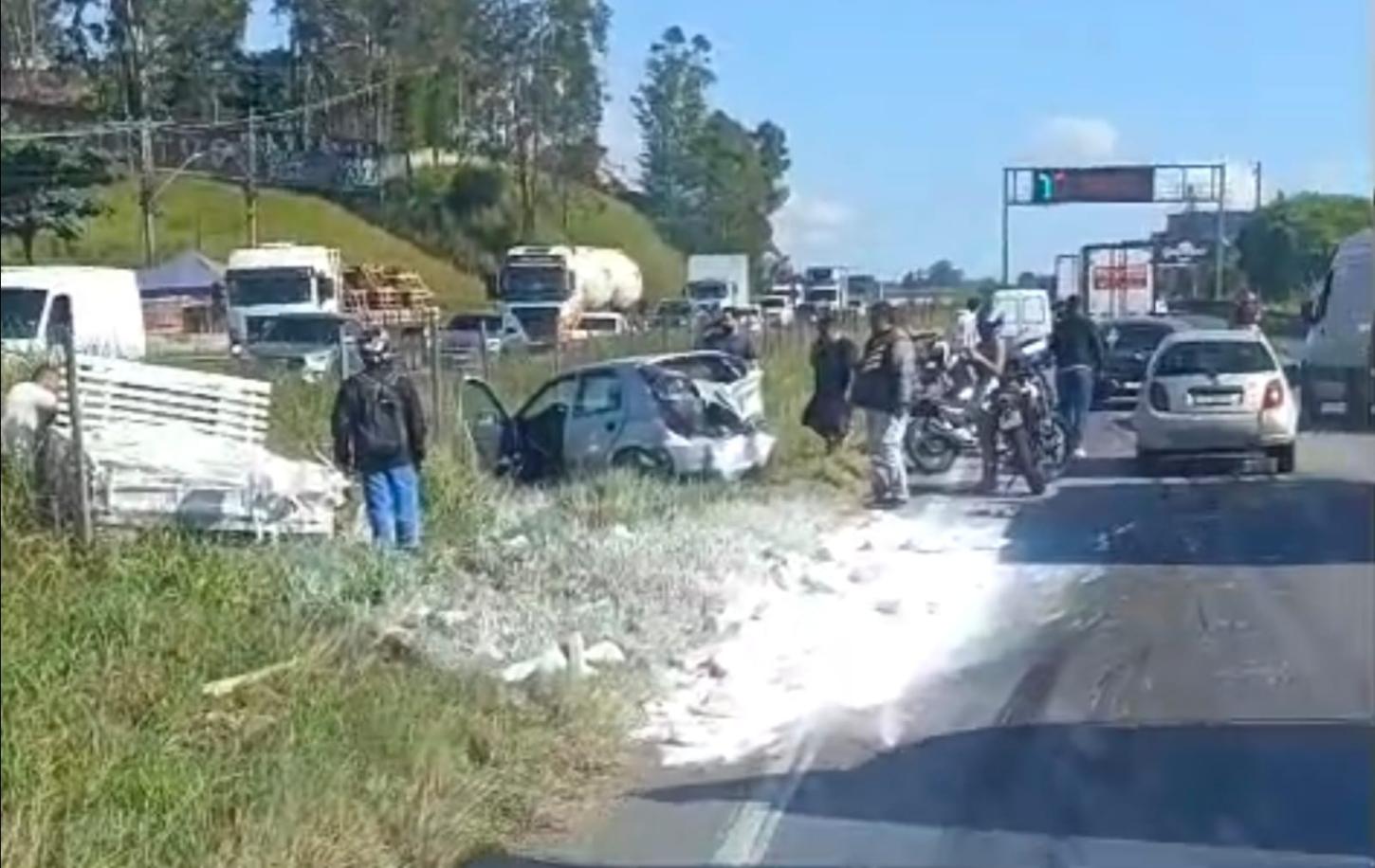 Engavetamento na Régis Bittencourt deixa um ferido e gera lentidão em Itapecerica da Serra