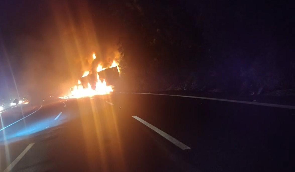 Incêndio em carreta interdita pista da Régis Bittencourt e gera tentativa de saque em Miracatu/SP