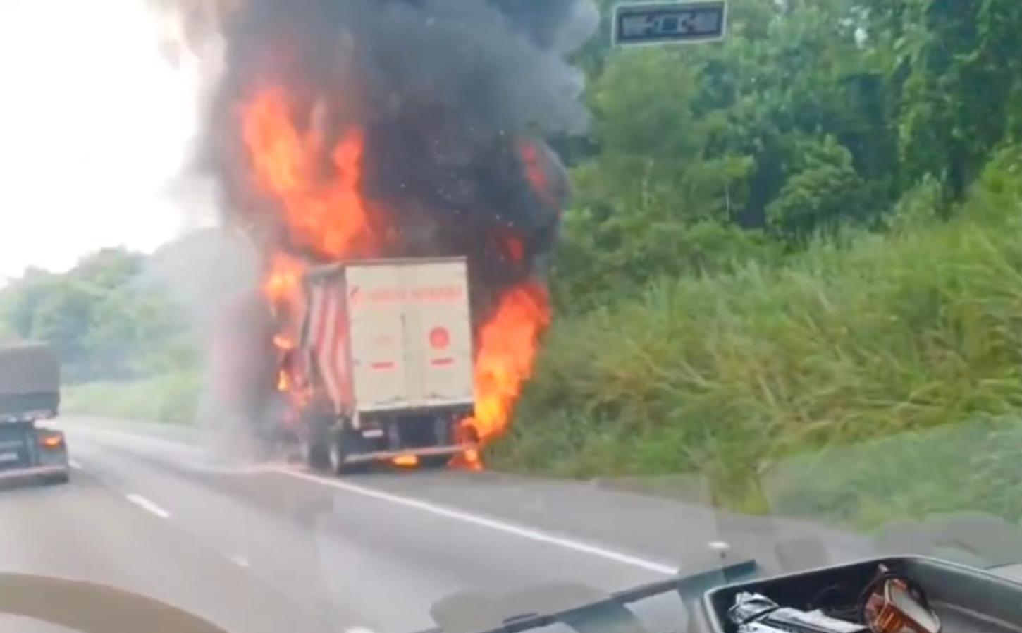 Incêndio provoca interdição e lentidão no trecho da Régis Bittencourt, em Juquiá/SP