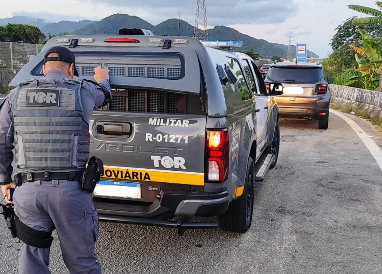 TOR apreende pistola com numeração raspada e prende dupla na rodovia SP-055