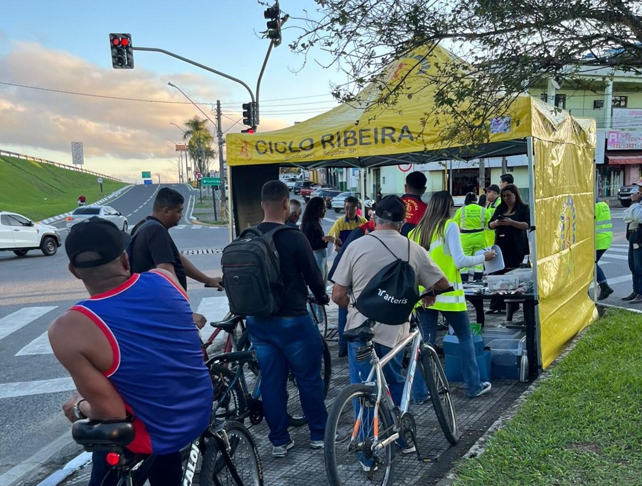 Ações de conscientização orientam 152 ciclistas e pedestres na marginal da Rodovia Régis Bittencourt, em Registro/SP