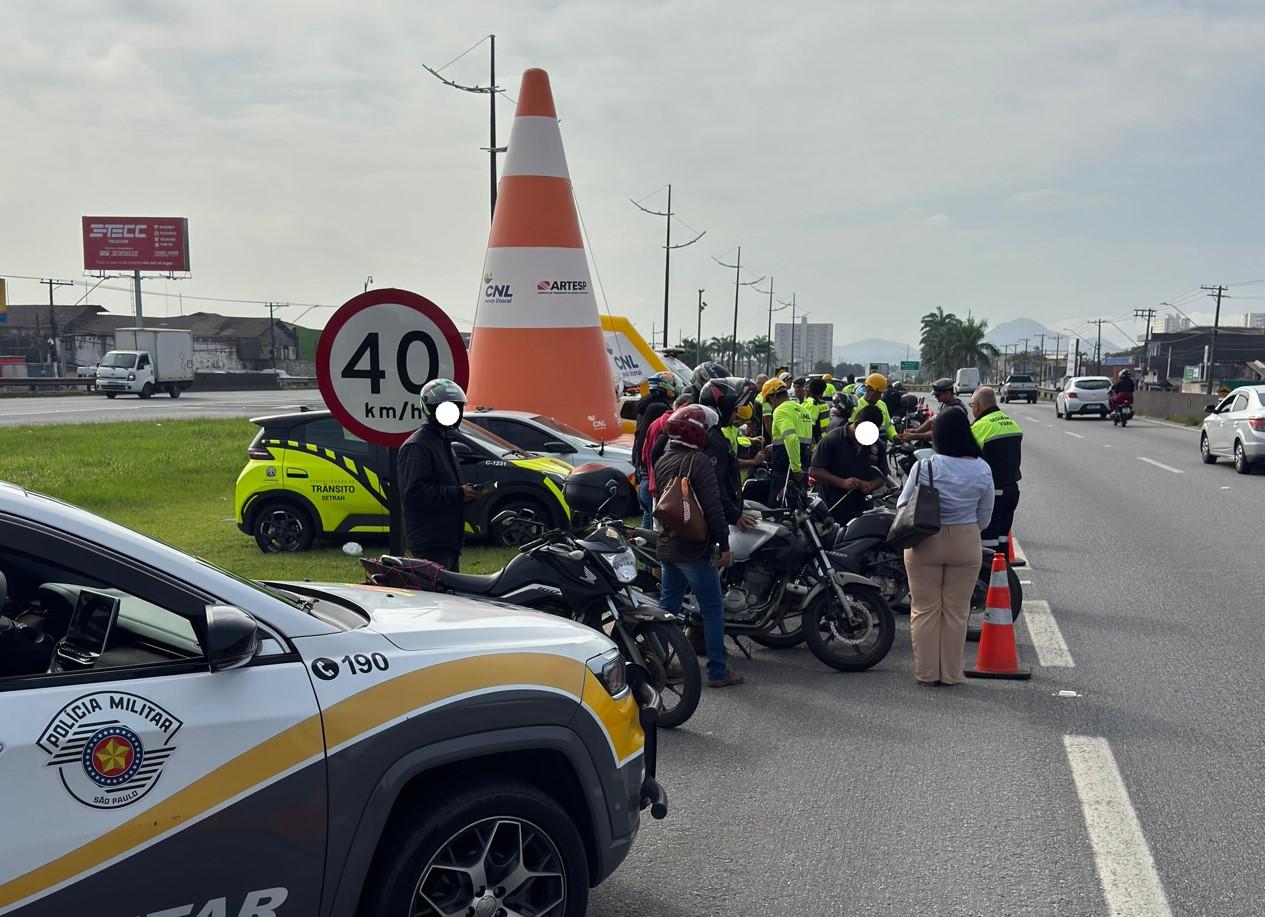 Blitze educativas conscientizam motociclistas e pedestres em Praia Grande