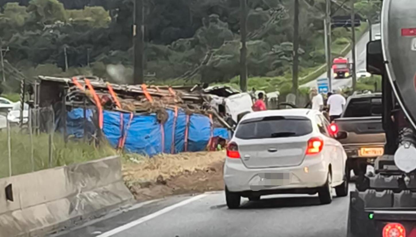 Caminhão tomba e motorista morre na Rodovia Régis Bittencourt