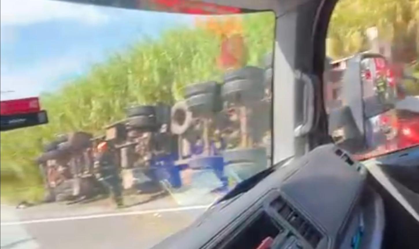Carreta de cebolas tomba e deixa três feridos na Rodovia Régis Bittencourt em Registro