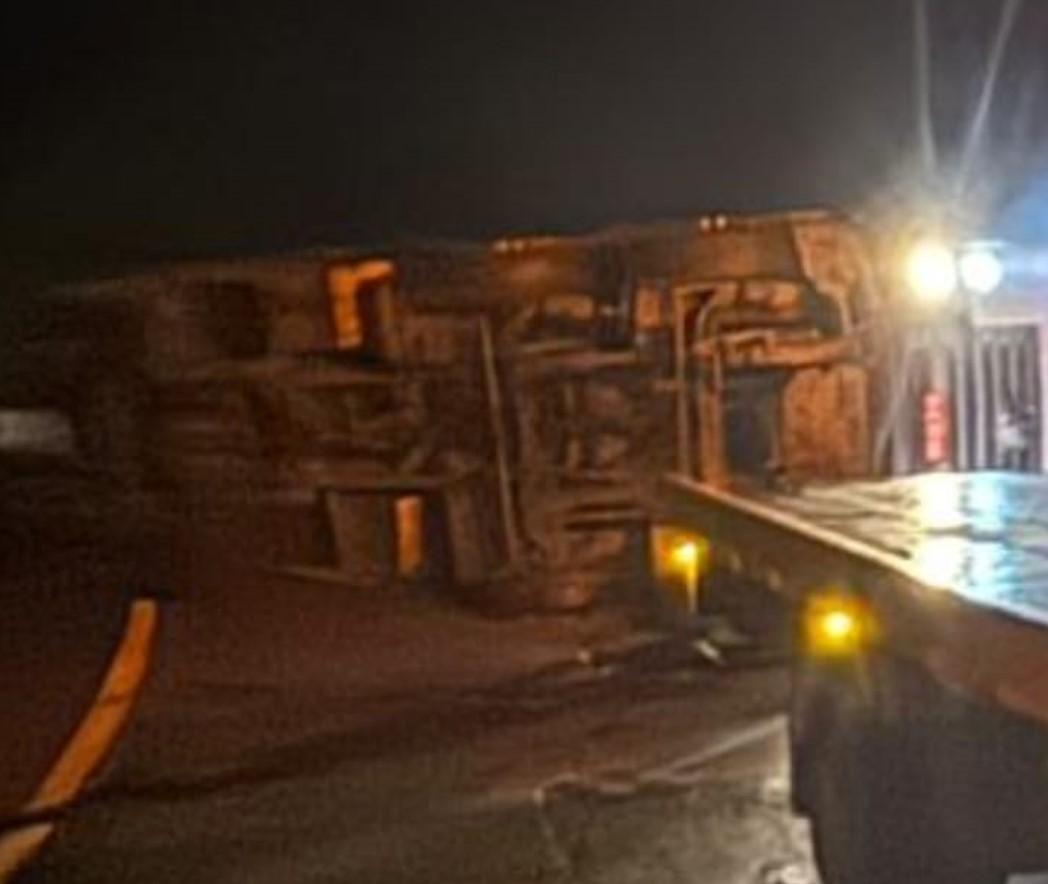 Carreta tomba na Rodovia Régis Bittencourt e interdita trecho de serra, em Cajati/SP