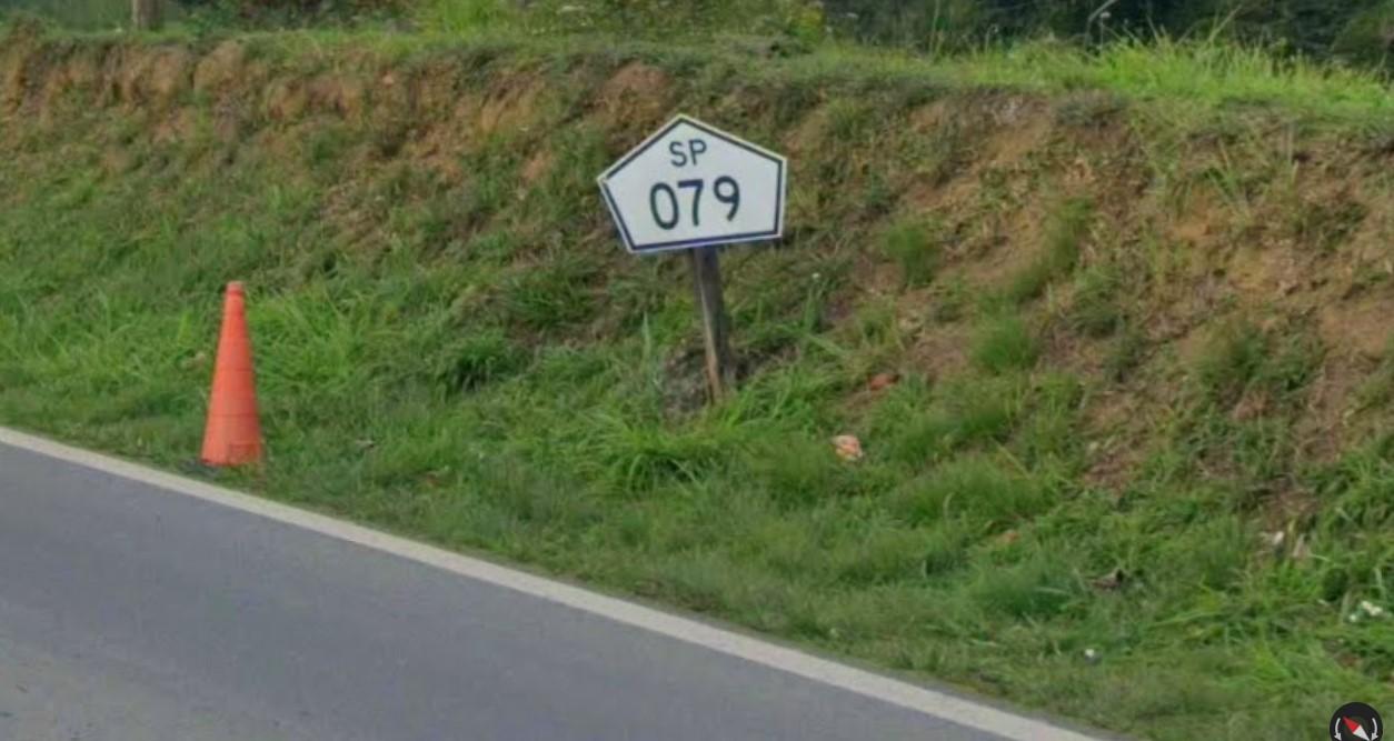 Carro capota na Rodovia SP-079 em Juquiá