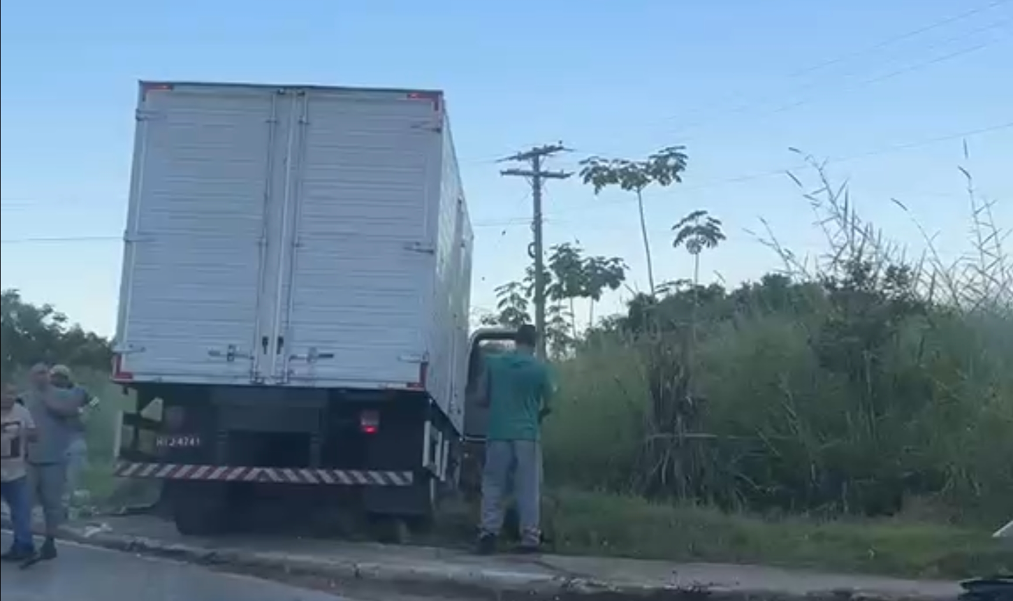 Colisão entre caminhão e carro é registrado na SP-193 em Jacupiranga