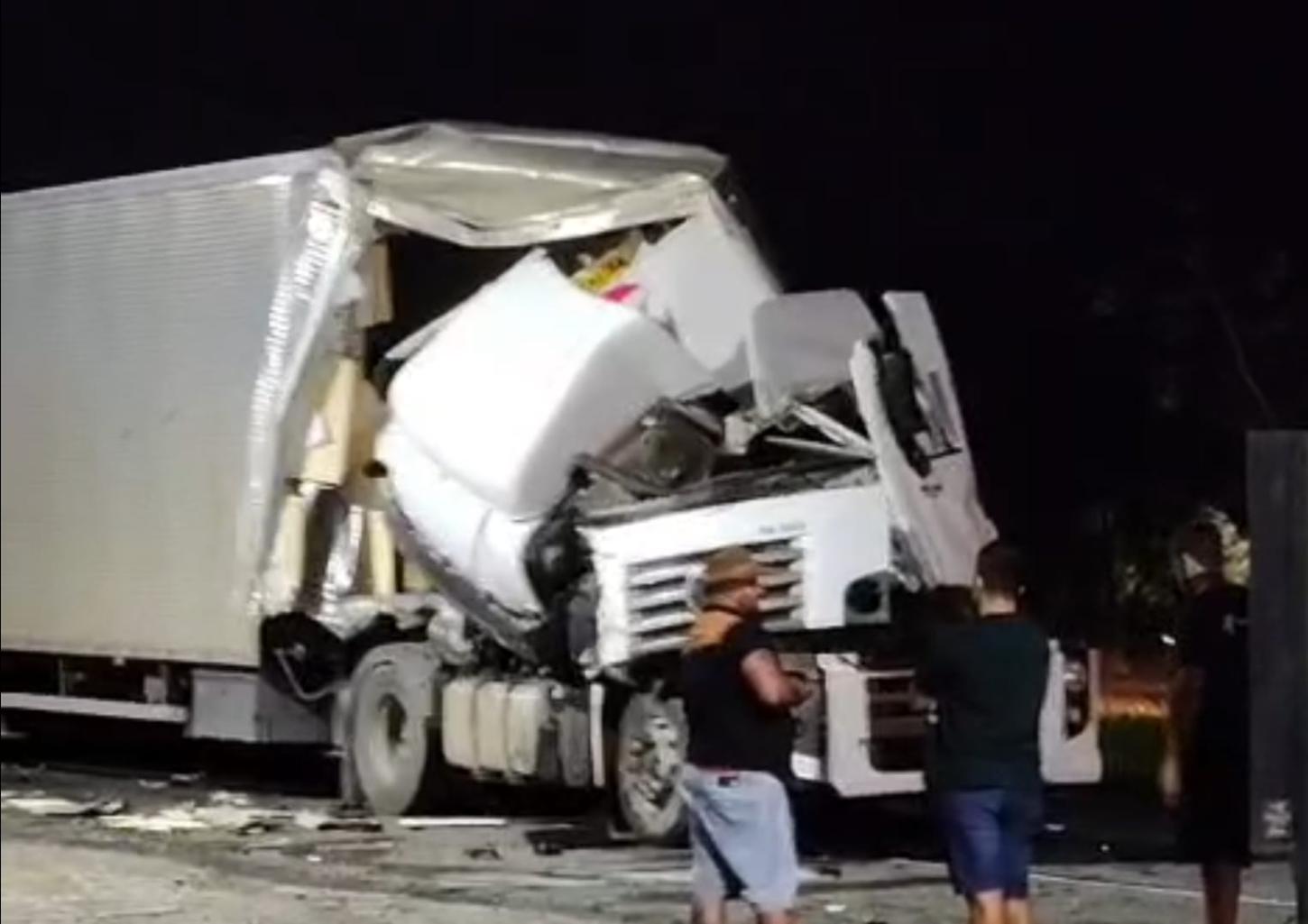 Duas carretas colidem na entrada de posto de combustíveis na Régis Bittencourt