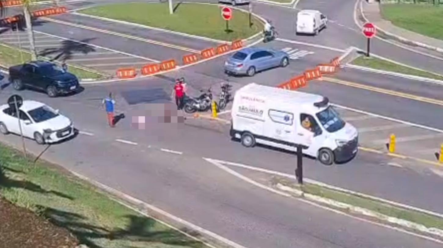 Colisão entre carro e moto deixa duas pessoas feridas na SP-139 em Registro/SP