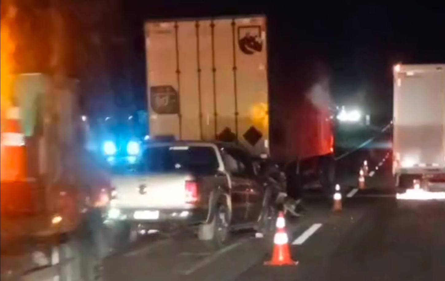 Engavetamento em Pariquera-Açu (SP) deixa dois feridos e gera congestionamento na Régis Bittencourt