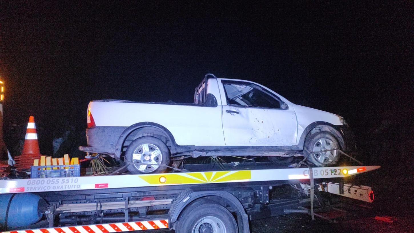 Motorista perde o controle de carro após discussão e bate em vegetação na SP-139