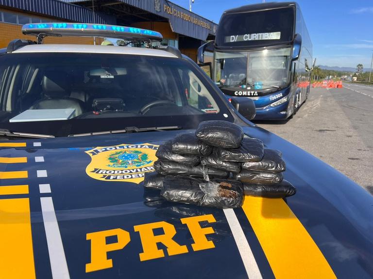 PRF apreende drogas na Régis Bittencourt, no Vale do Ribeira; agente tem braço fraturado durante prisão