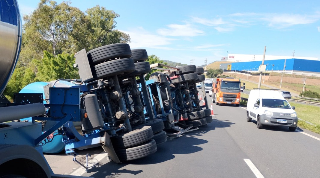 Tombamento de carreta causa congestionamento na Rodovia Dom Pedro I, em Itatiba