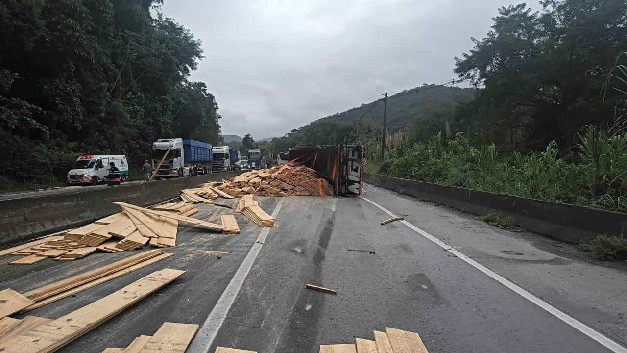 Tombamento de carreta com madeira resulta em derramamento da carga e interdição na BR-116