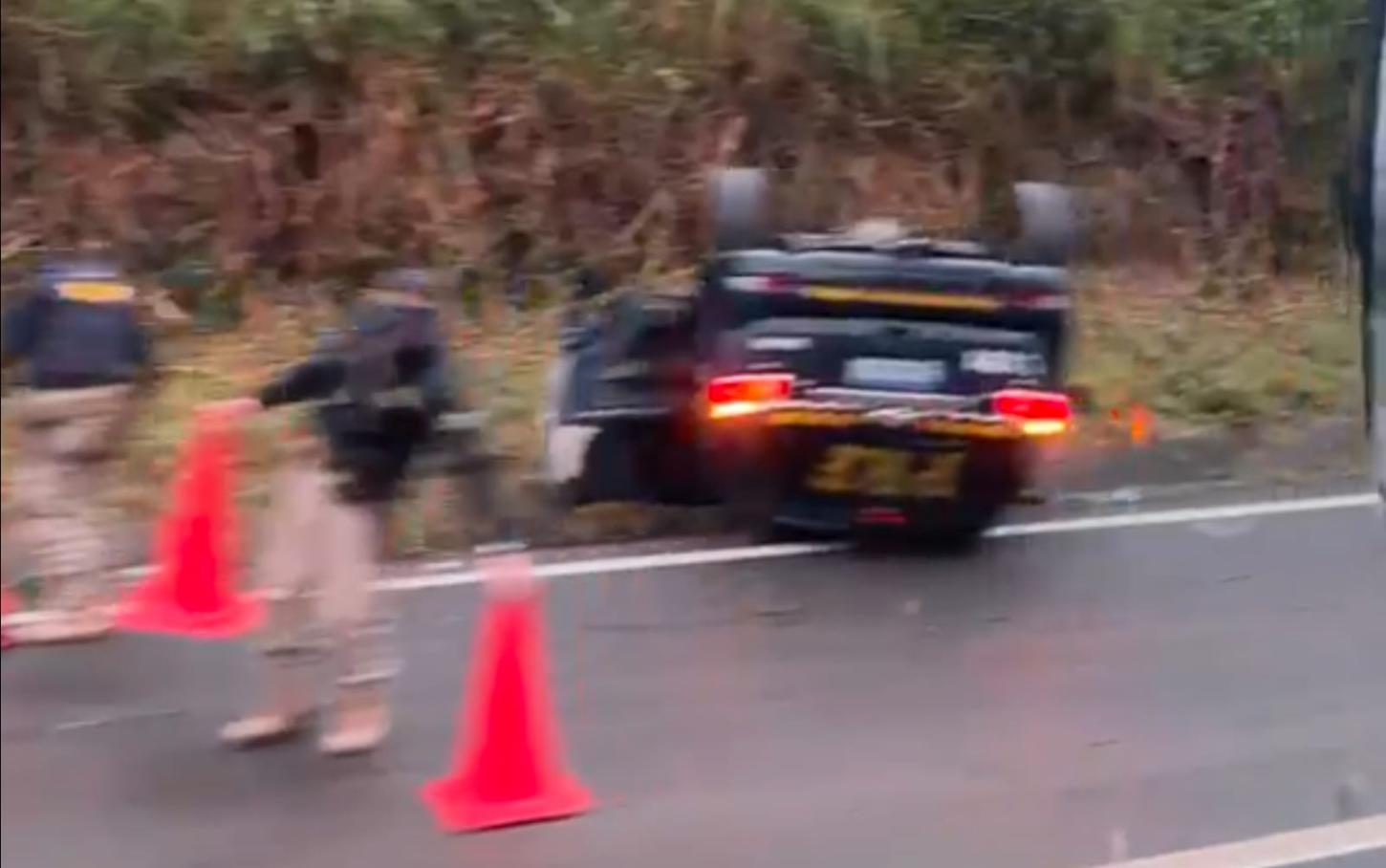 Viatura da PRF capota no trecho de serra da Rodovia Régis Bittencourt, em Cajati/SP