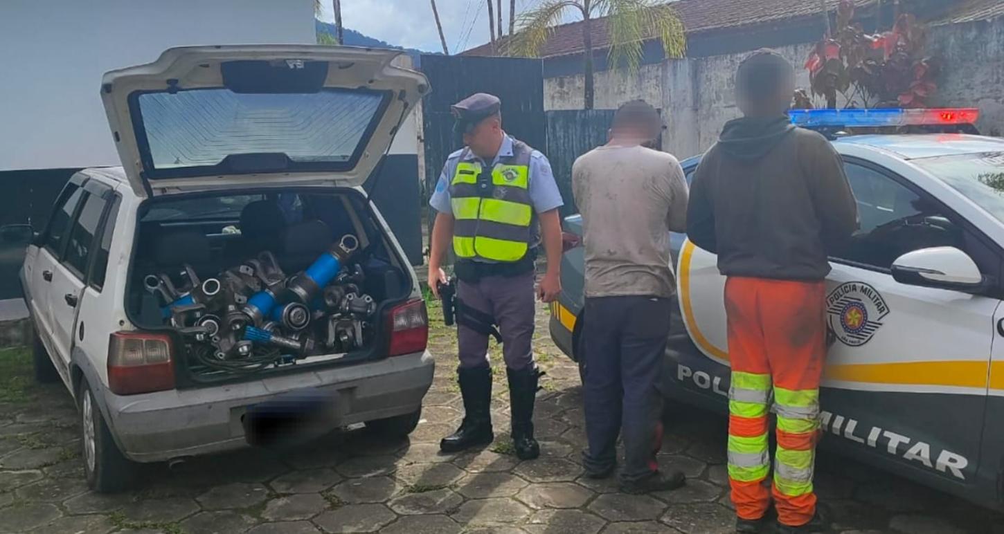 Após tombamento de caminhão, PMRv prende dupla por furto de carga em Juquiá
