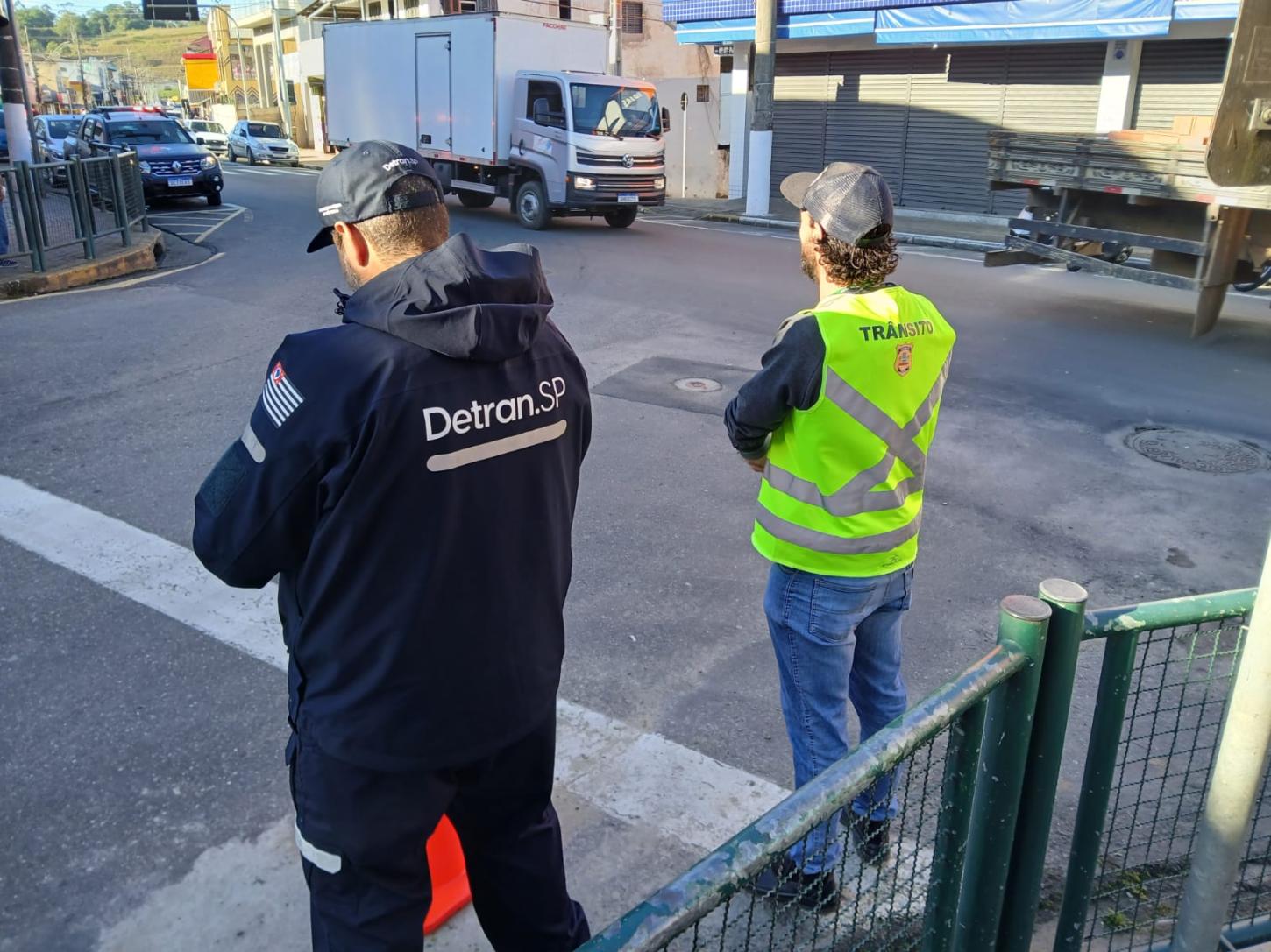 Campanha do Detran-SP orienta pedestres e motoristas sobre segurança no trânsito em Cajati