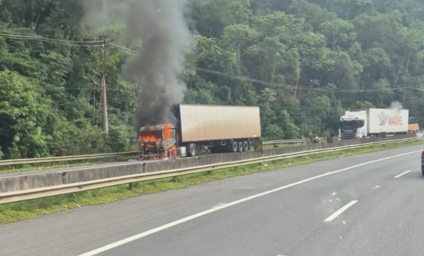 Carreta carregada com papelão pega fogo na Régis Bittencourt, em Miracatu/SP