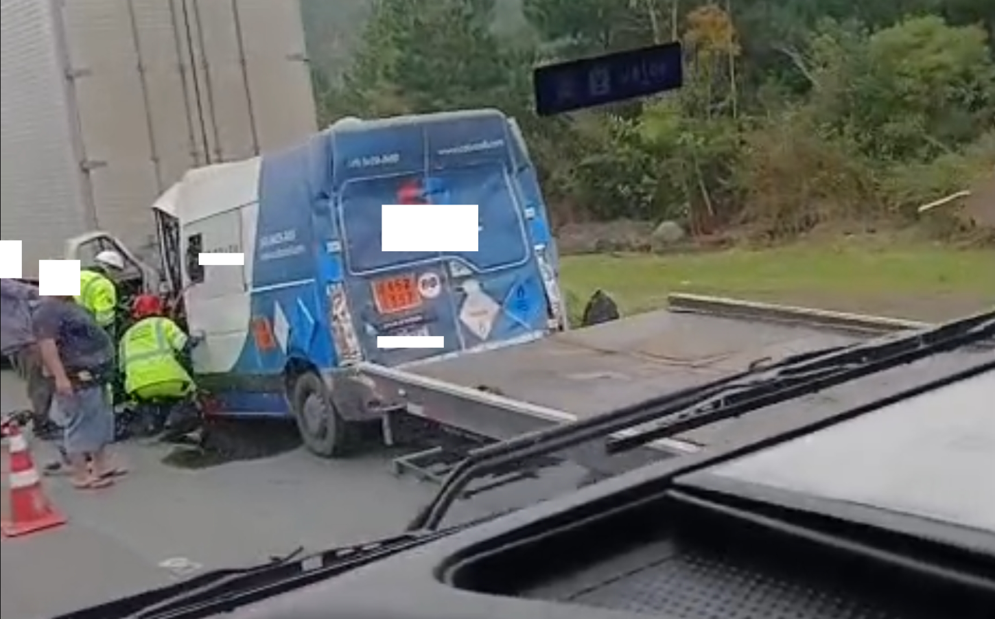 Engavetamento deixa motorista ferido e provoca congestionamento na Régis Bittencourt