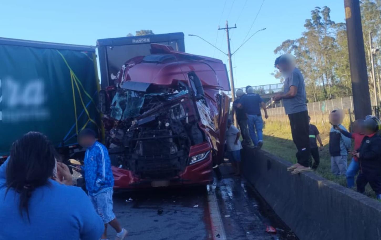 Engavetamento entre carretas e ônibus escolar interdita trecho da Régis Bittencourt