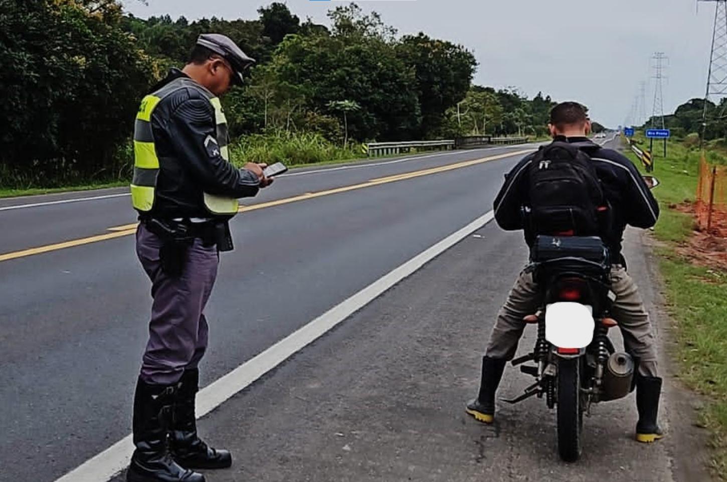 Polícia Rodoviária intensifica fiscalização de motocicletas durante operação em Peruíbe