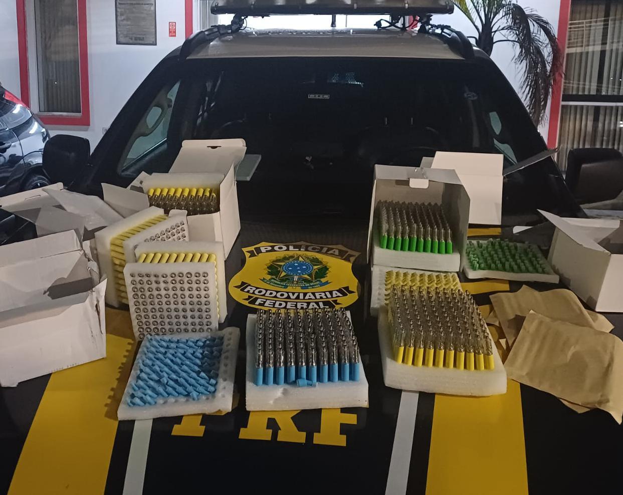 PRF apreende 2,2 mil cigarros eletrônicos em carro abordado na Régis Bittencourt, em Cajati