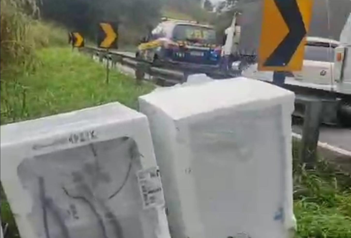 PRF recupera carga de máquinas de lavar e prende um indivíduo após furto na Rodovia Régis Bittencourt