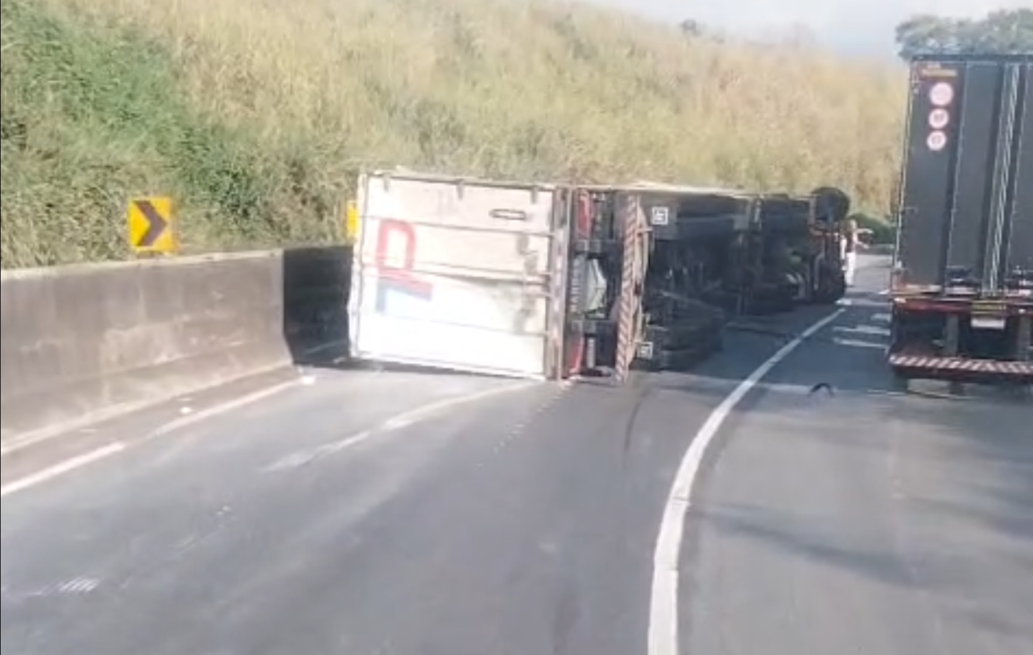 Tombamento de carreta interdita trecho e causa lentidão em subida de serra da BR-116