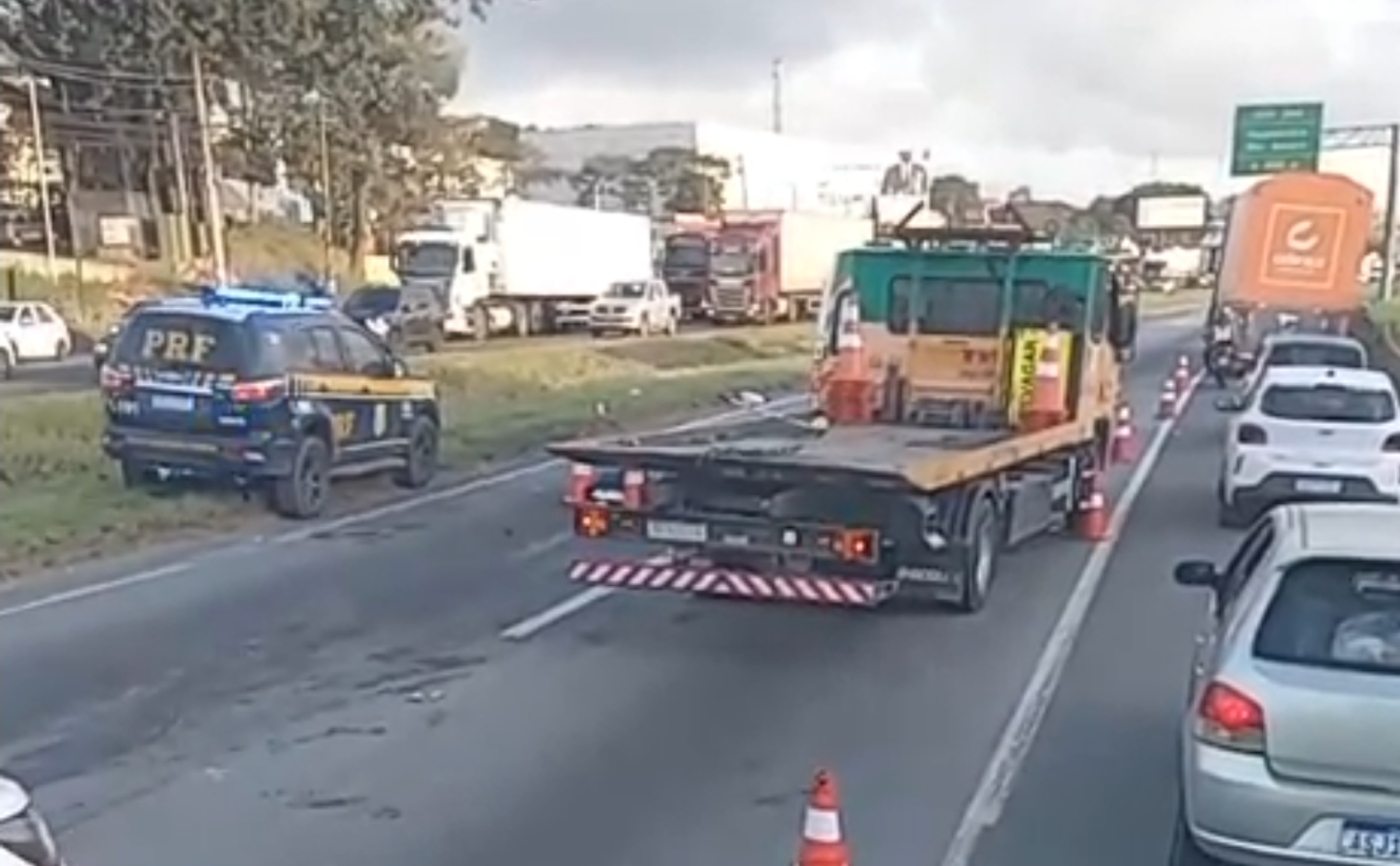 Acidente com motocicleta deixa dois mortos na Régis Bittencourt, em Itapecerica da Serra