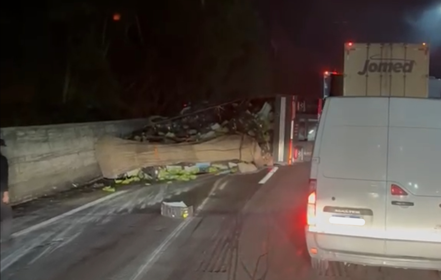 Caminhão carregado de bananas tomba e gera interdição em rodovia federal de Miracatu (SP)