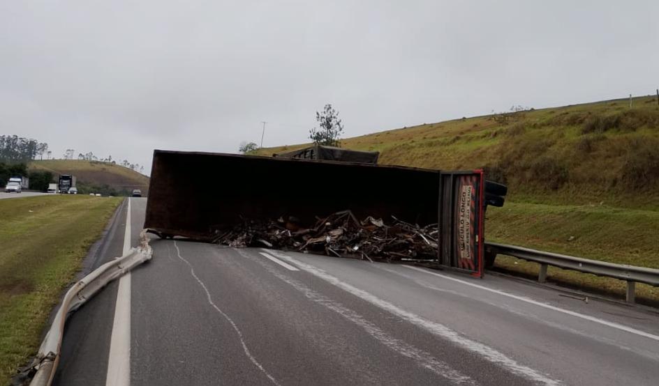 Carreta tomba e derrama carga na Rodovia Dom Pedro I, em Igaratá/SP