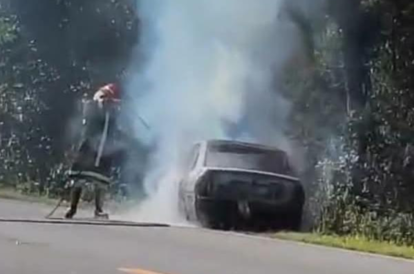 Carro pega fogo e interdita temporariamente o trecho da Rodovia SP-222, em Iguape/SP