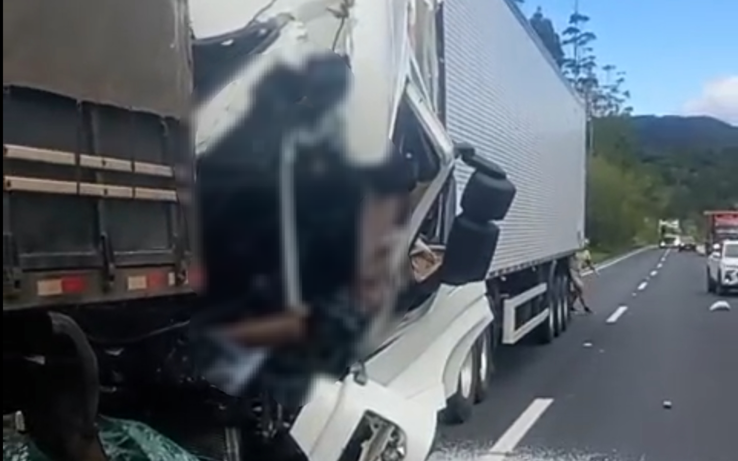 Colisão entre carretas deixa um morto na Rodovia Régis Bittencourt, em Miracatu