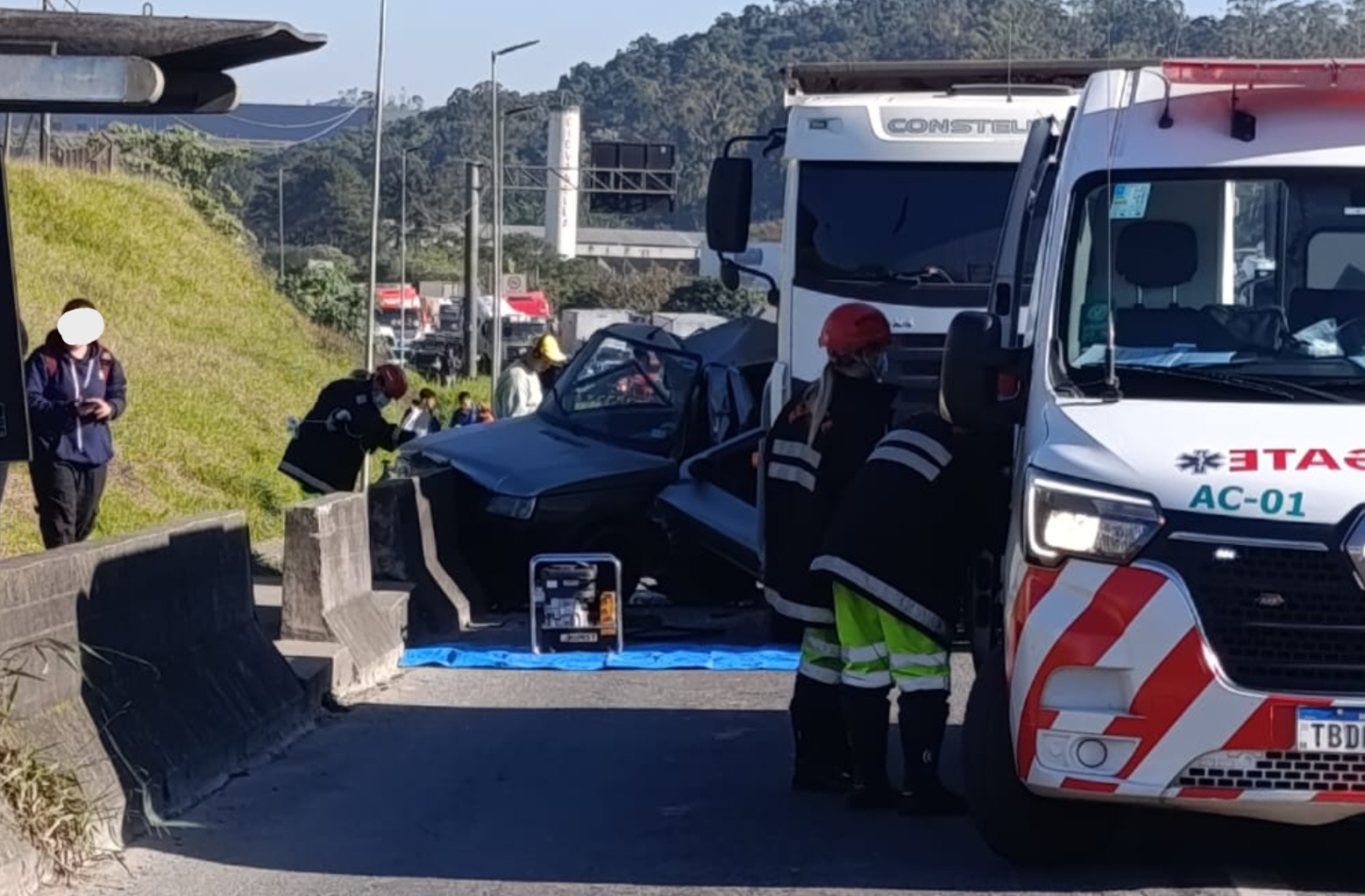 Colisão entre carro e caminhão deixa motorista ferido na Régis Bittencourt, em Embu das Artes