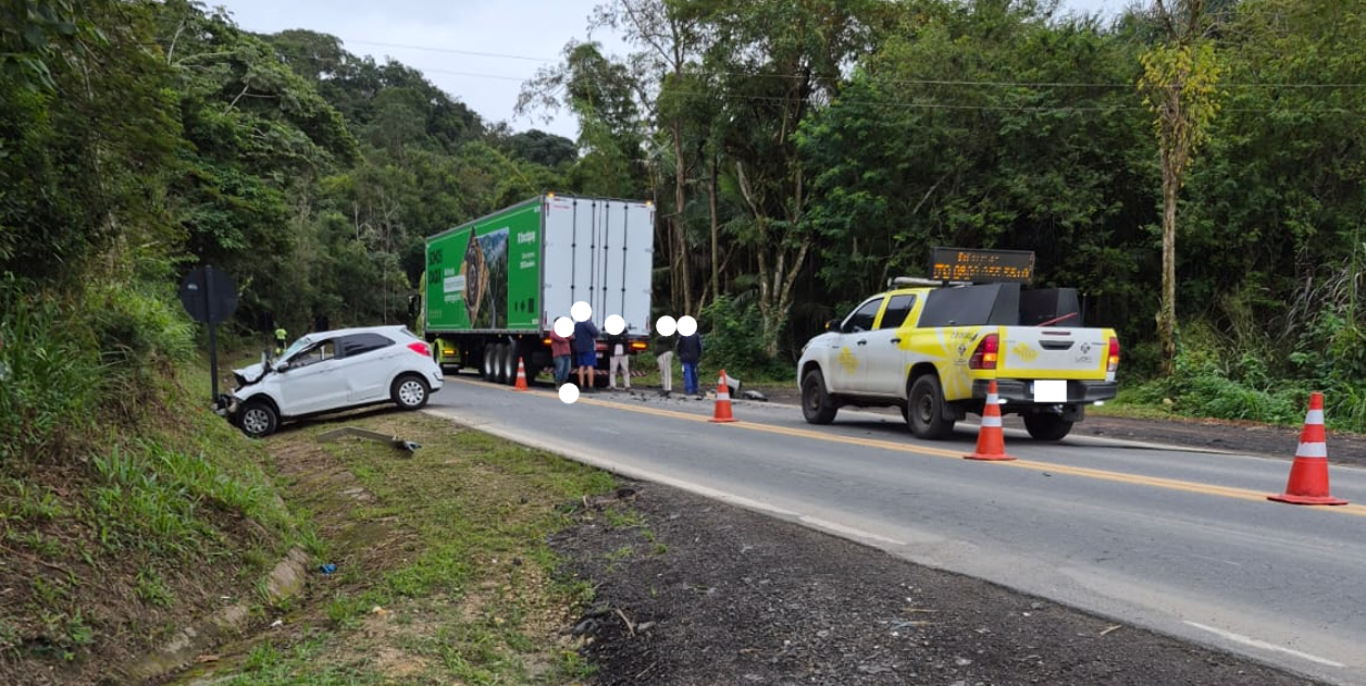 Colisão entre carro e carreta deixa feridos na SP-139, em Sete Barras