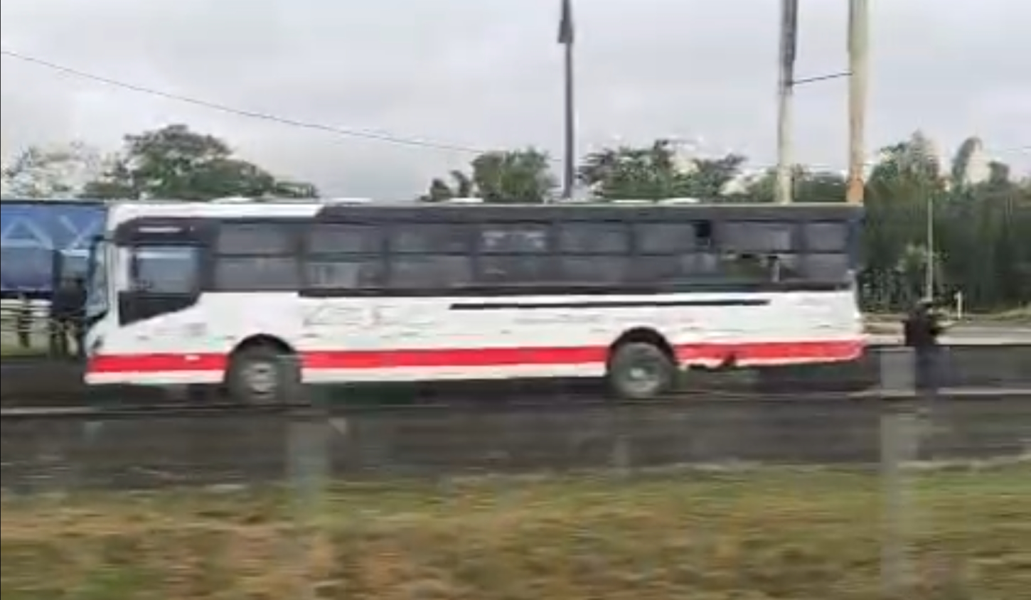 Colisão entre van e ônibus deixa motorista ferido na BR-116, em Miracatu/SP