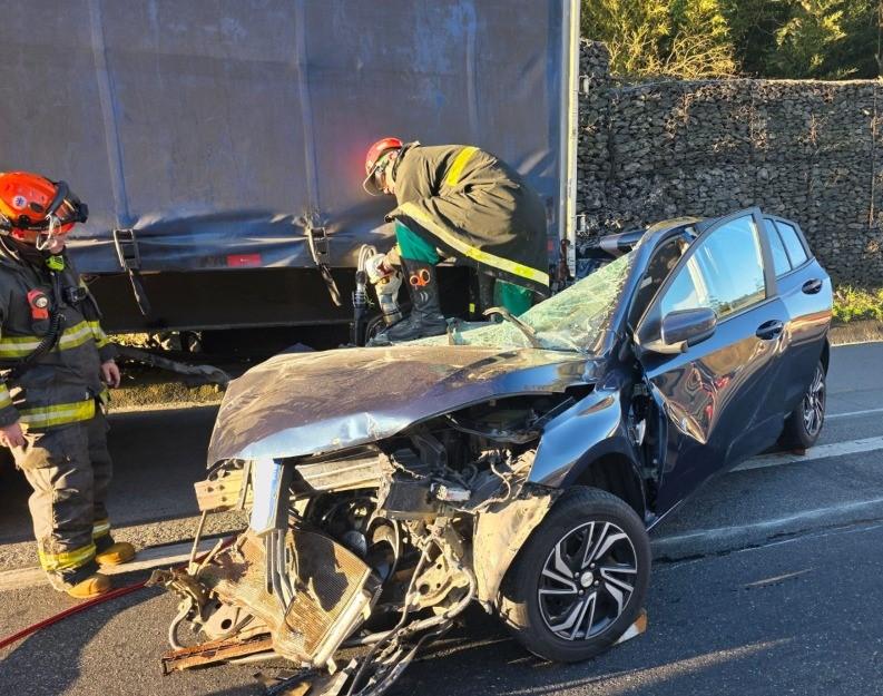 Colisão traseira entre carro e carreta deixa três feridos na Rodovia D. Pedro I, em Nazaré Paulista