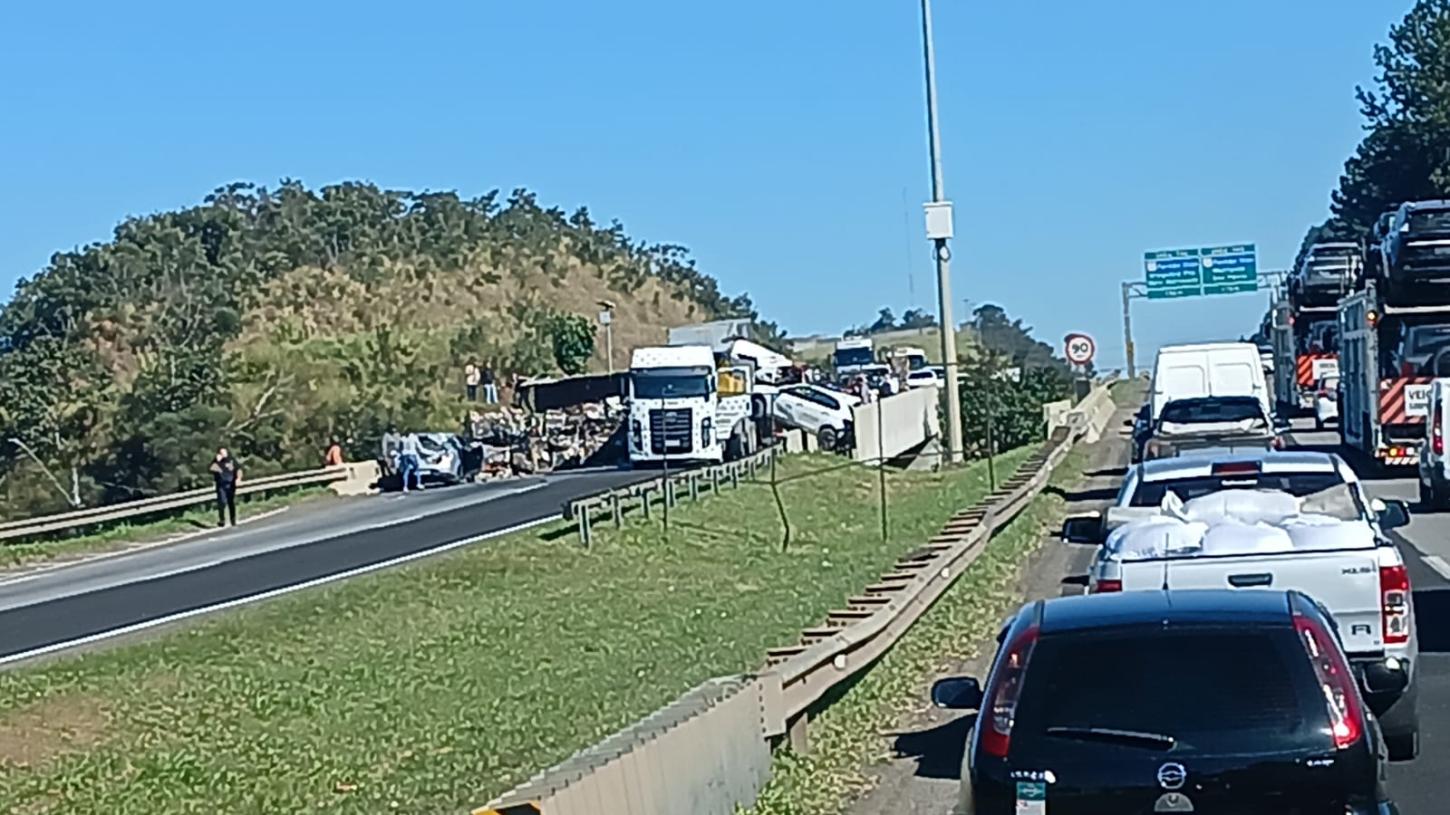 Engavetamento entre carros e caminhões bloqueia trecho da Rodovia Dom Pedro I, em Atibaia