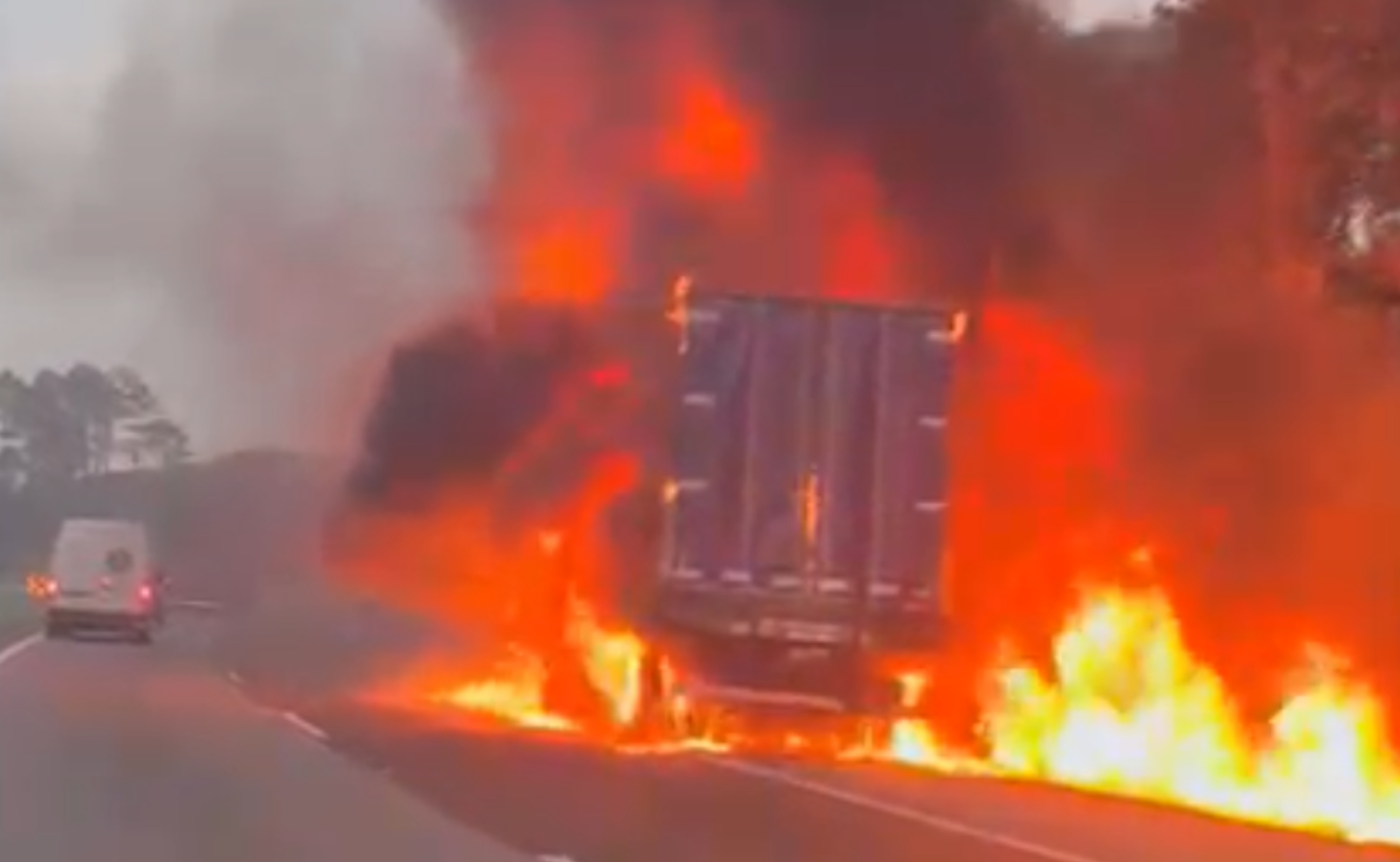 Incêndio provoca interdição e congestionamento na Rodovia Régis Bittencourt