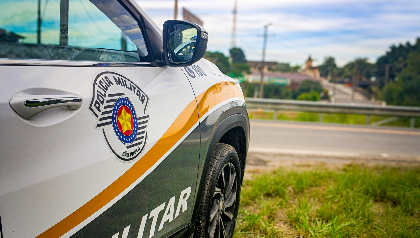 Motociclista e passageiro ficam feridos após acidente na SP-222, em Iguape/SP