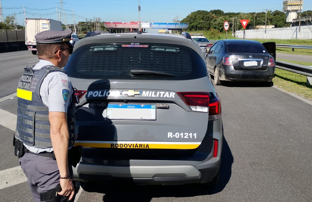Polícia Militar Rodoviária recupera carro roubado e apreende carga de soja furtada na SP-055