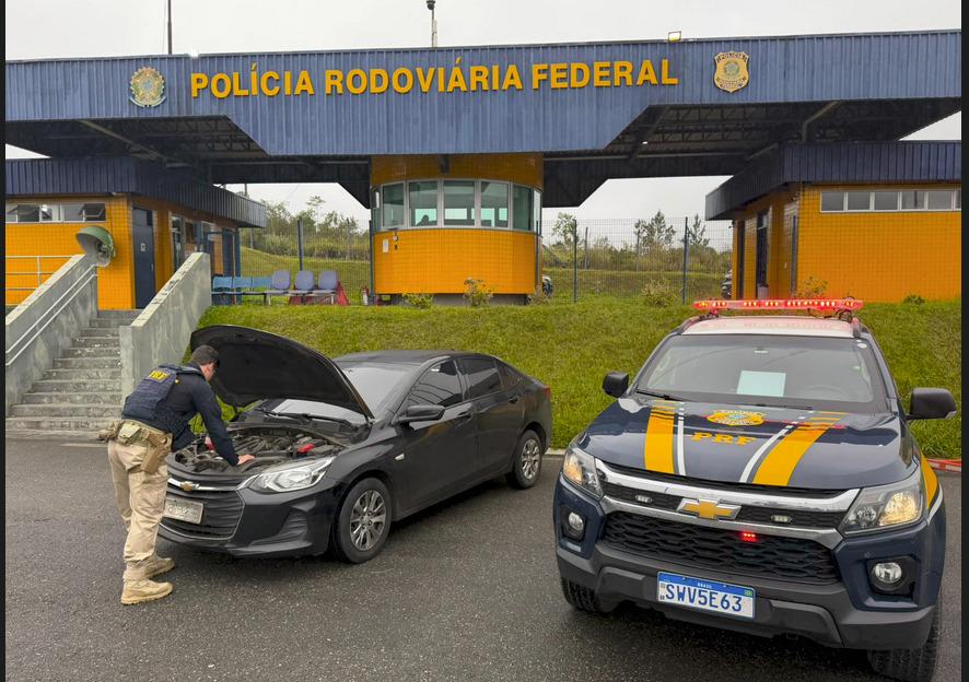 PRF recupera veículo roubado durante fiscalização na BR-116, em Barra do Turvo