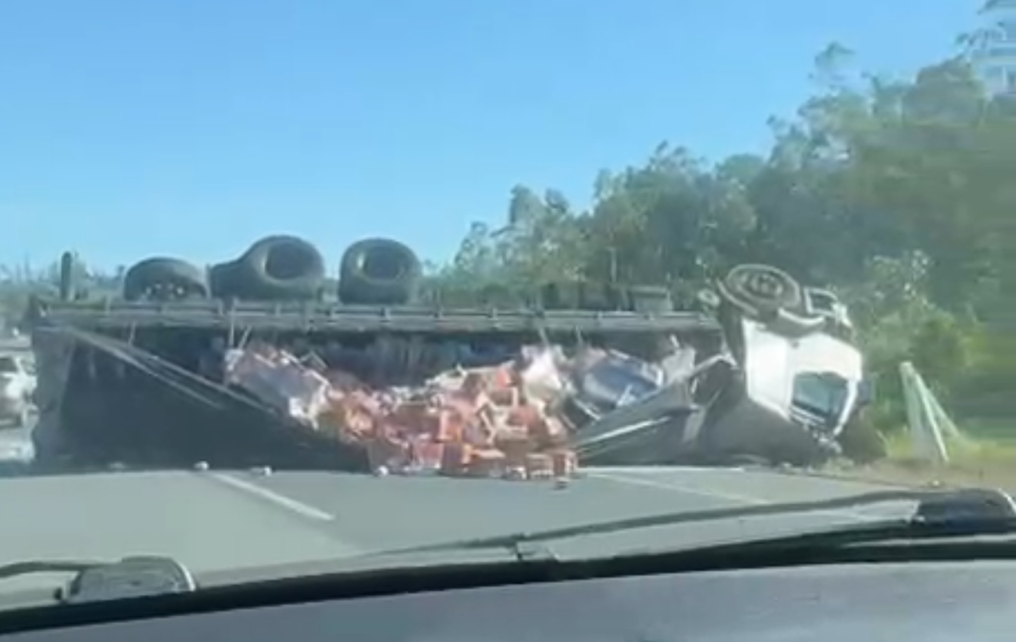 Tombamento interdita trecho da Régis Bittencourt e provoca lentidão em Cajati/SP