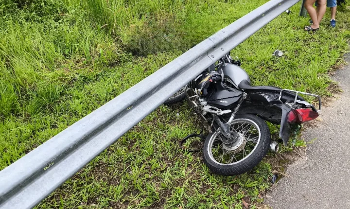 Acidente com moto deixa um óbito e um ferido grave em rodovia estadual de Barra do Turvo/SP