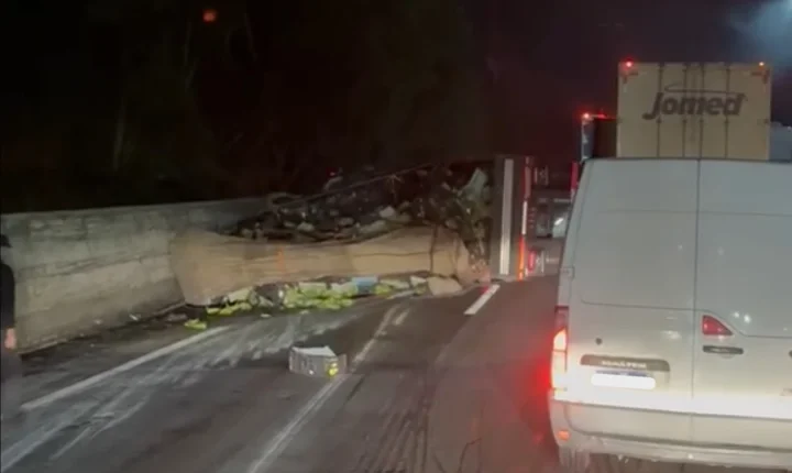 Caminhão carregado de bananas tomba e gera interdição em rodovia federal de Miracatu (SP)