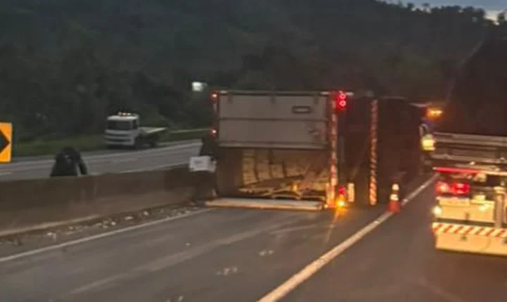 Caminhão tomba na Régis Bittencourt e motorista morre em Barra do Turvo