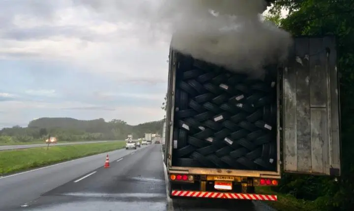 Carreta bitrem com carga de pneus tem princípio de incêndio na Régis Bittencourt em Cajati
